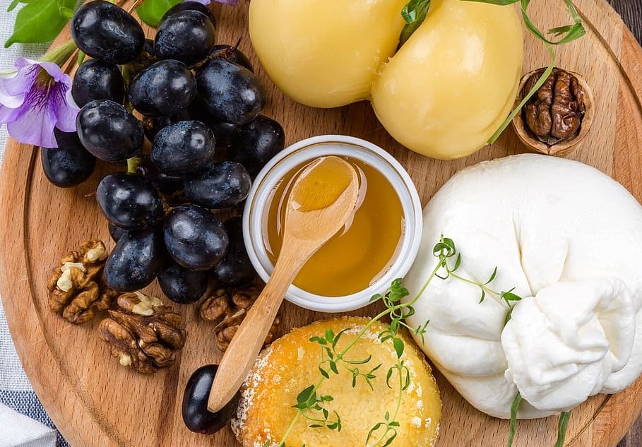 Burrata cheese and fruits